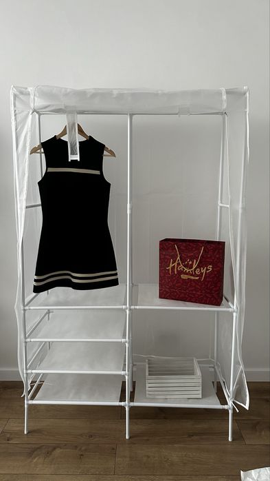 Вішалка для одягу, гардероб