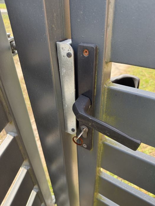 Stalowa brama z furtką