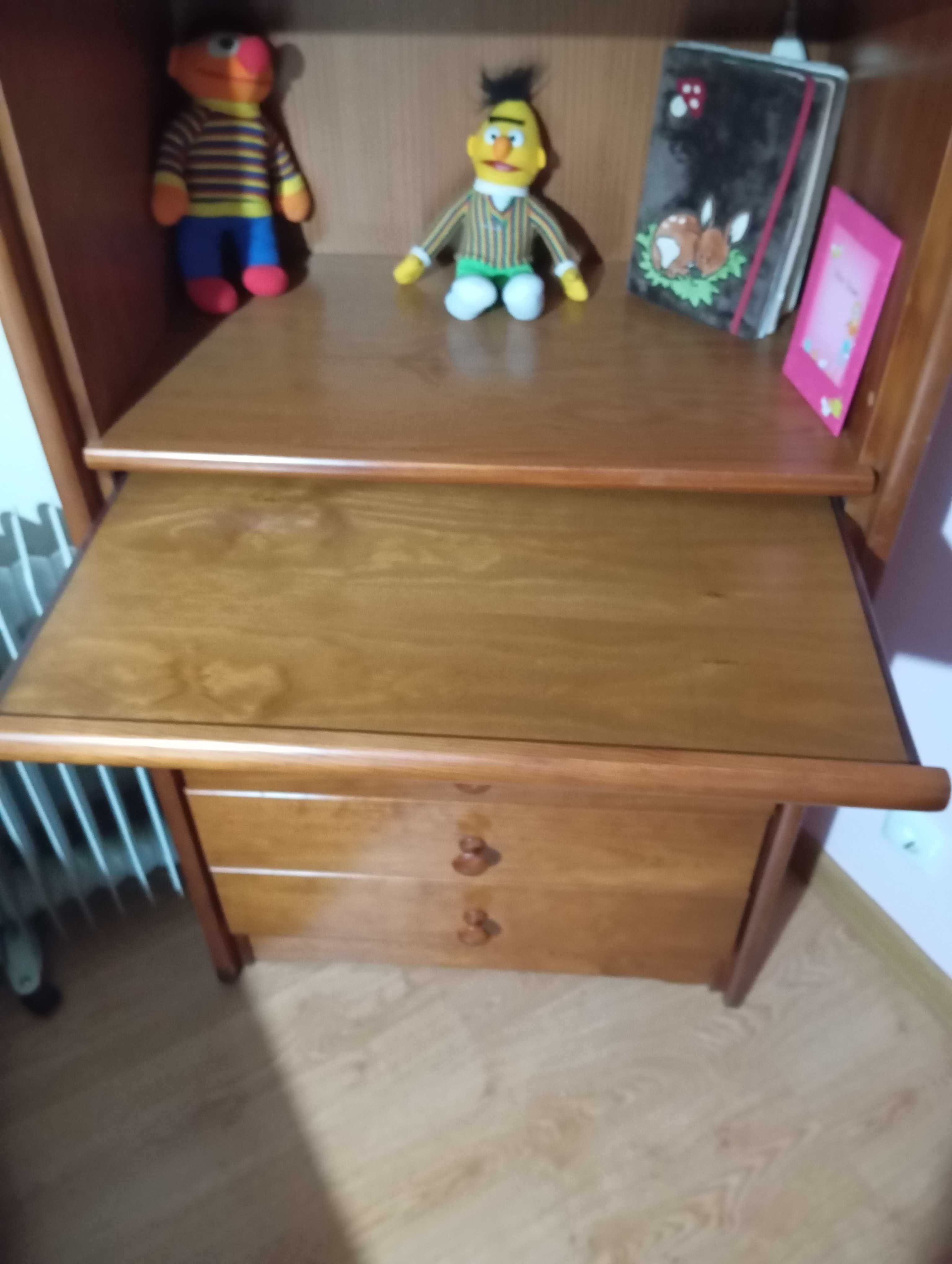 Armário de quarto com escrivaninha.