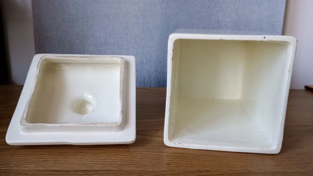Stary porcelanowy pojemnik na kawę