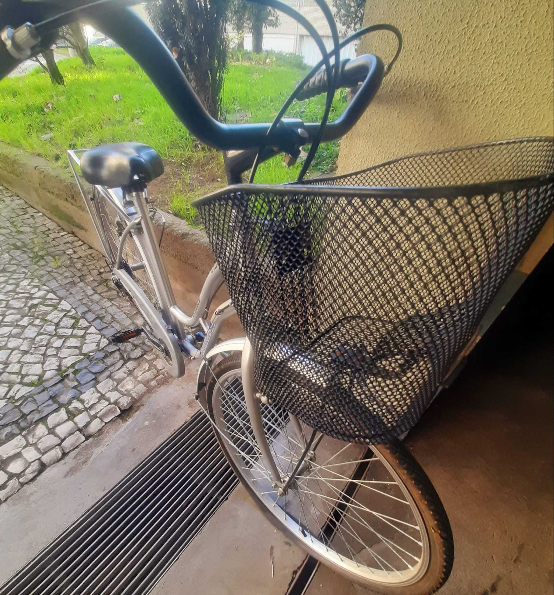 Vendo bicicleta usada em muito bom estado.