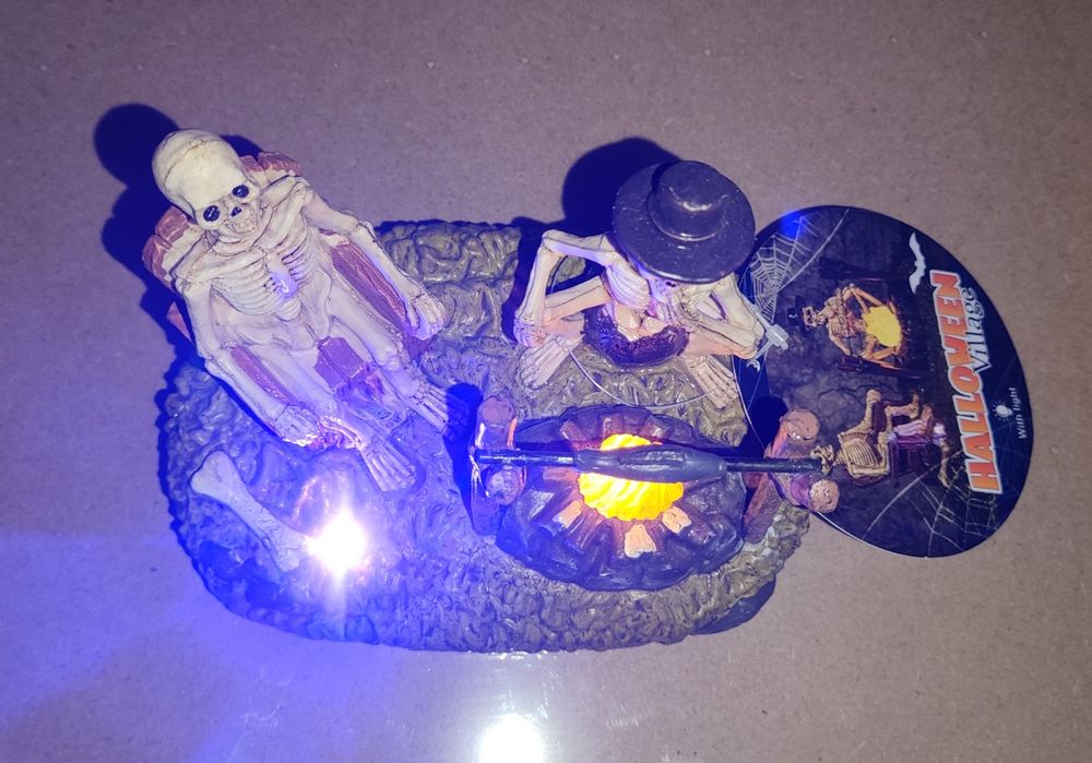 Halloween LED kościotrupy przy ognisku