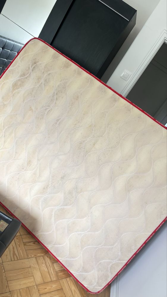 Cama preta com colchão