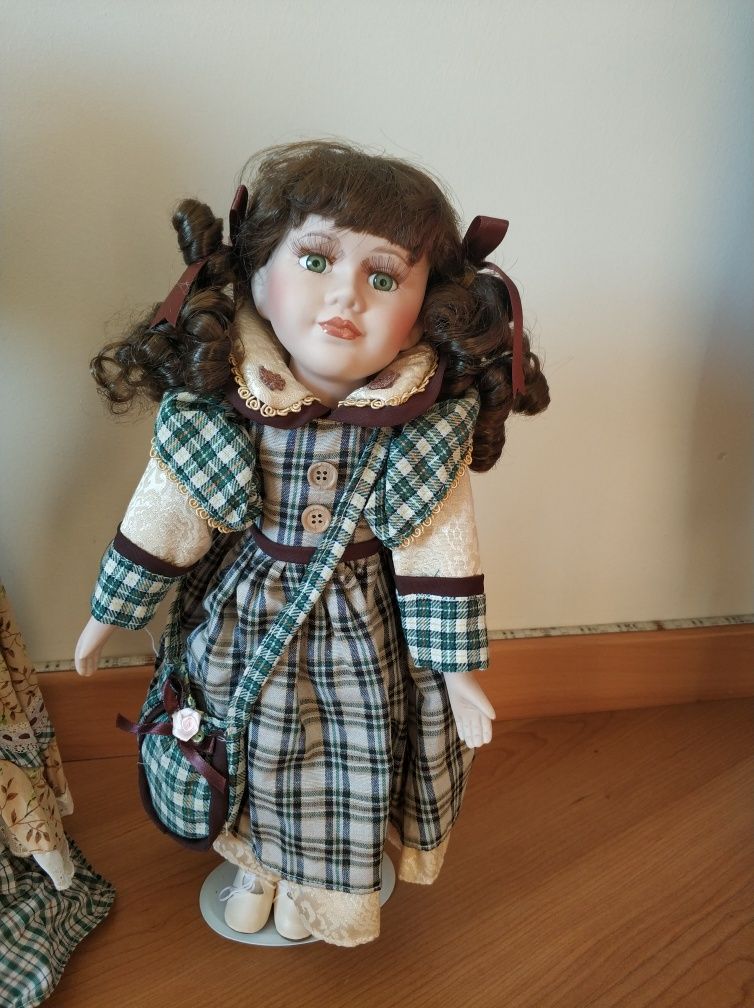 Bonecas de porcelana pintadas à mão