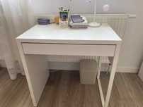 biurko Micke ikea plus regał trofast