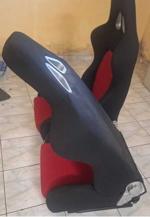 Fotele uniwersalne na obrotnicach