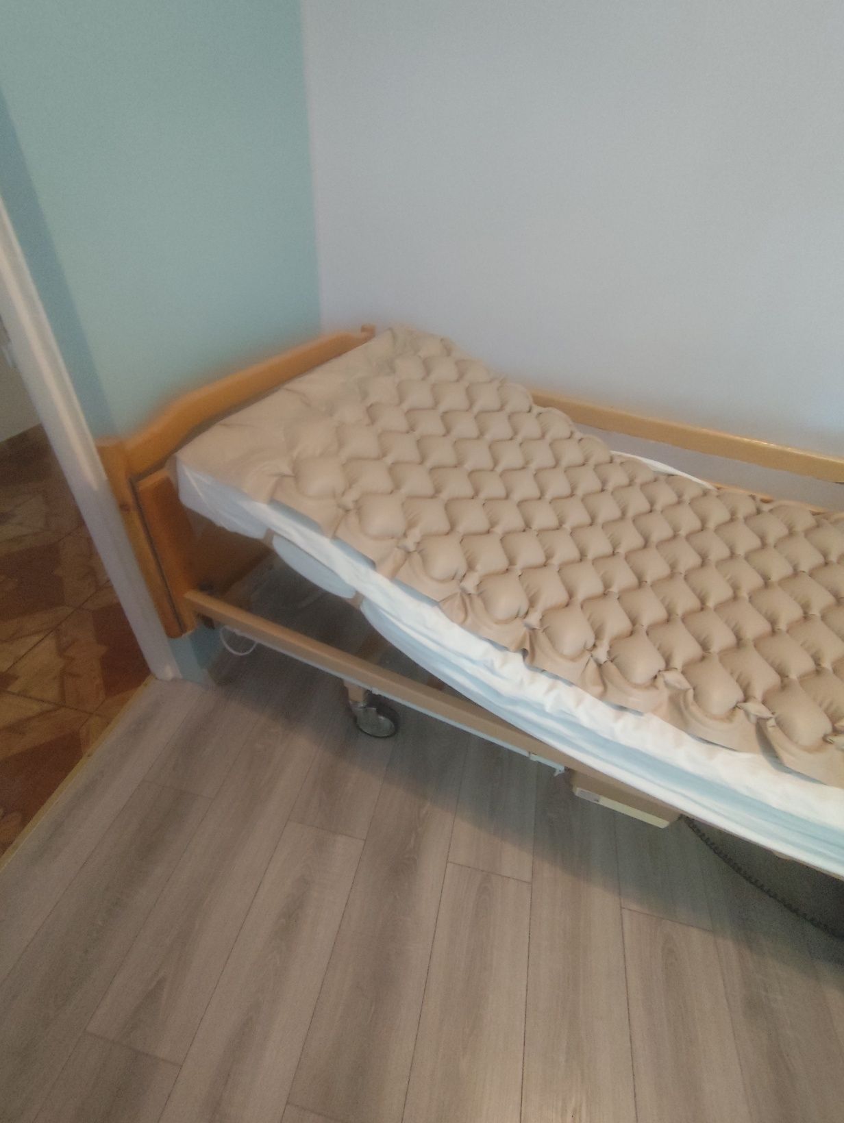 Łóżko rehabilitacyjne, materac zwykły i odlezynowy,