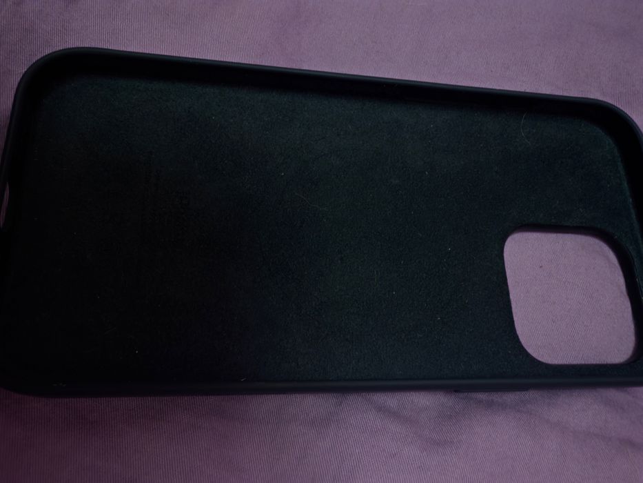 Продам оригинальный чехол на айфон 16 про макс