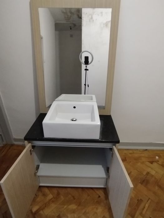 Móvel de WC, bancada de mármore, lavatório e espelho.