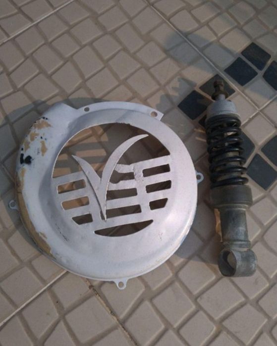 Tampa de motor e amortecedor vespa