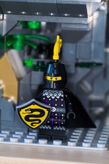 Lego minifigurka - Czarny rycerz węża z zamku Konia.