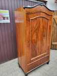 Stara szafa garderobiana w stylu biedermeier