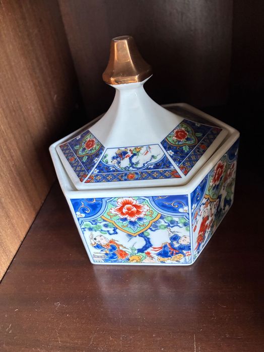 Caixa de louça decorativa ou bomboneira