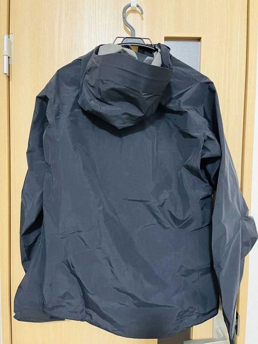 Casaco Arc'Teryx novo, tamanho L (europeu).