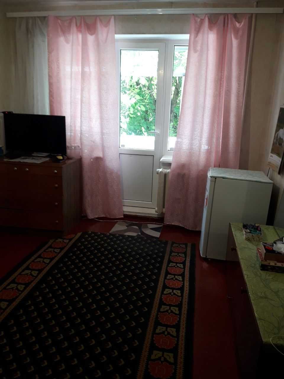 Продам 2 кімн. кв. в ЦЕНТРІ 2/5 пан будинку.Житловий стан. 25500 .Торг