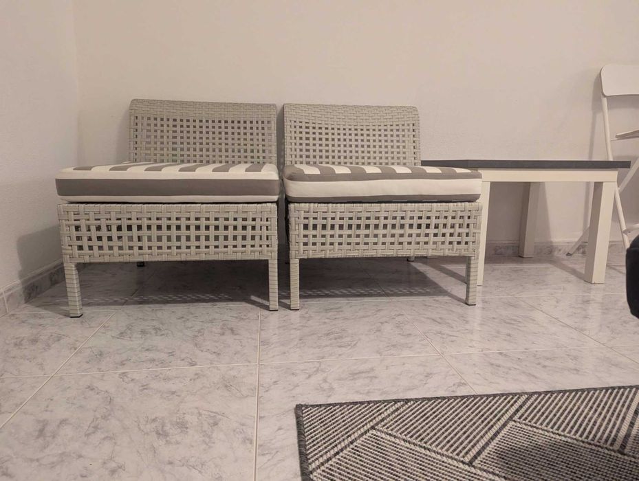 2 Cadeiras tipo lounge e uma mesa