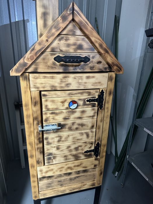 Wędzarnia drewniana z termometrem + palenisko + zrębki – zestaw