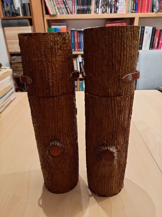 Komplet - dwa pojemniki na butelki w kształcie drewnianych pieńków