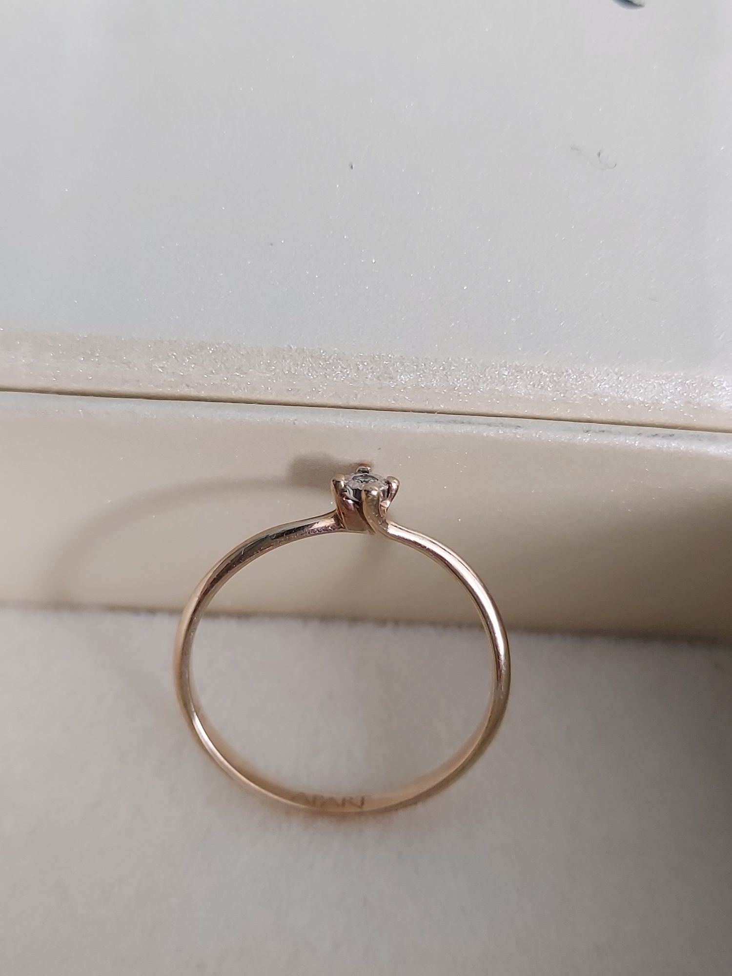 Zaręczynowy pierścionek z brylantem