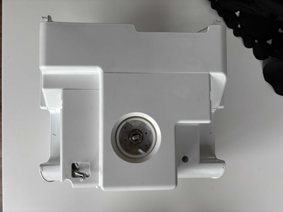 do lodówki side by side LG GR-L227HLQV, tu pojemnik na lód z kruszarką