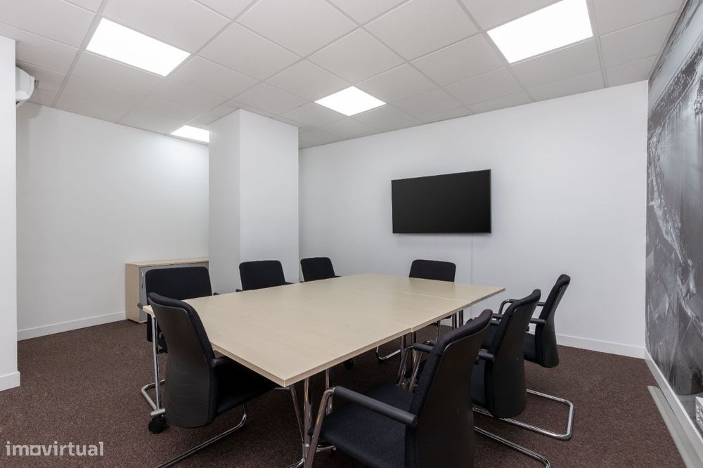 Escritório com amplo espaço para 10 pessoas em Porto, Boavista