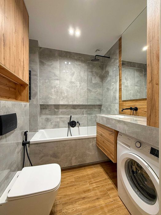 Квартира в центрі з ремонтом, автономним опаленням та окремим входом