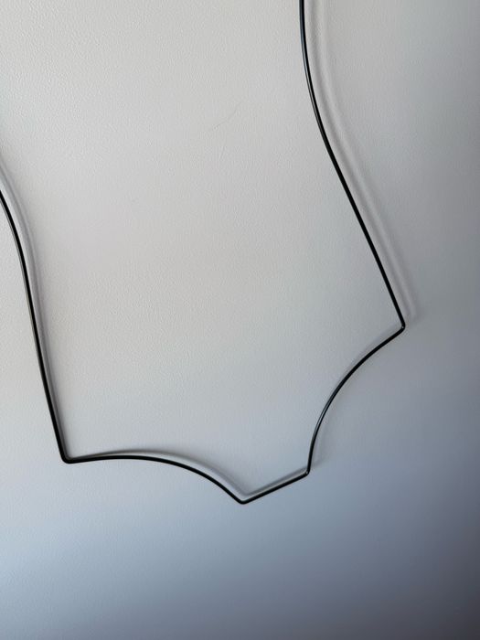 Metalowy manekin czarny kobiecy do zdjęć i prezentacji ubrań