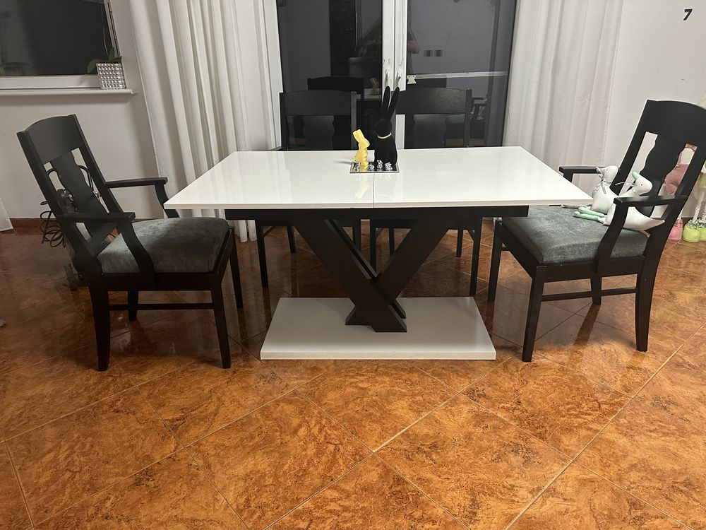 Stół bialy polysk  i 4 krzesła