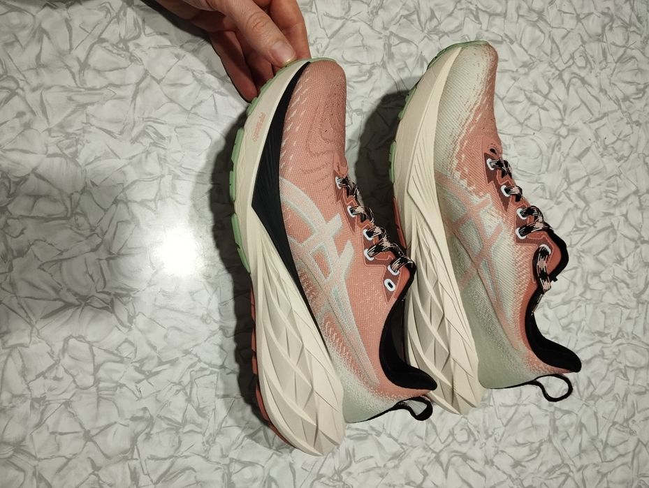 Кросівки Asics Novablast оригінал р.38