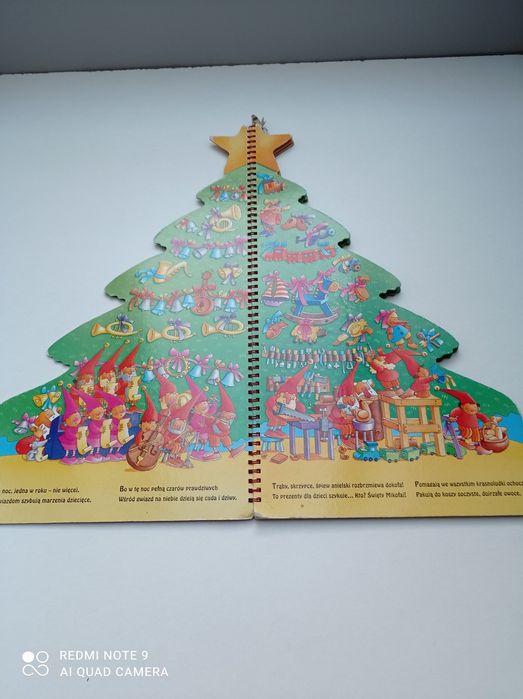Książka dla dzieci w kształcie choinki