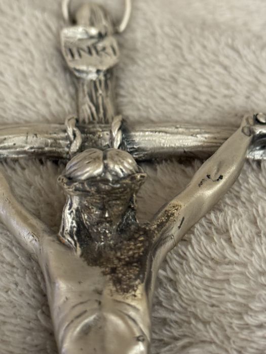 Хрест срібного кольору ручної роботи з Італії та придбаний у Ватикані