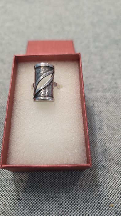 Unikatowy pierscionek