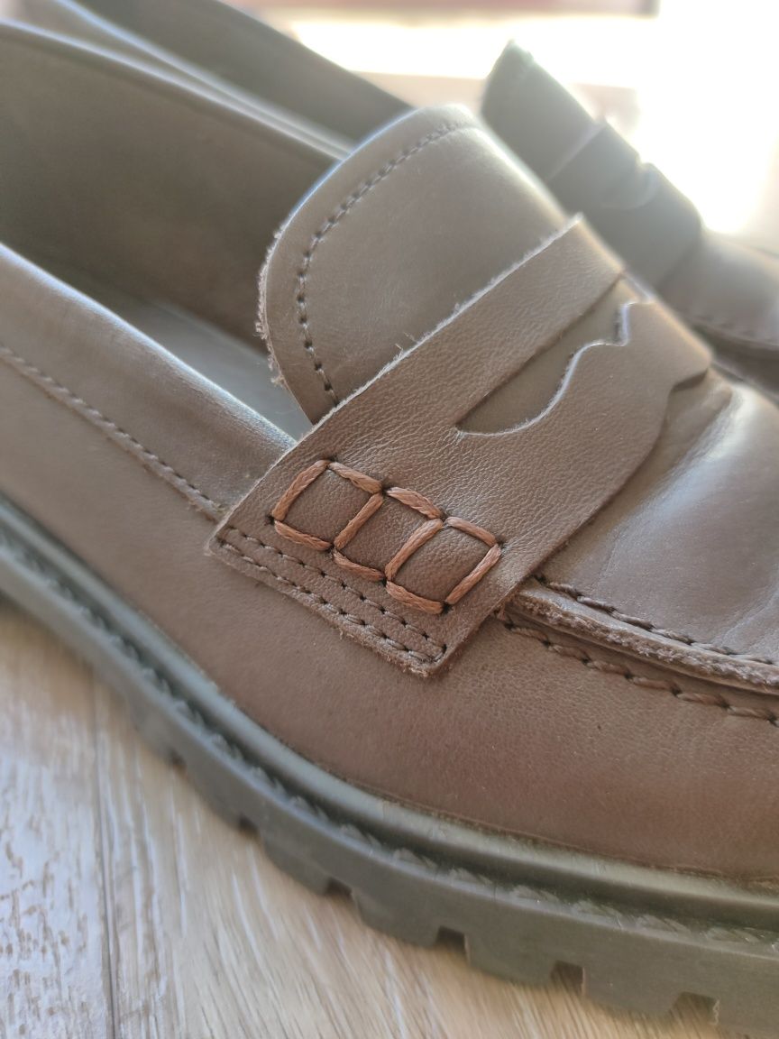 Sapatos Mocassins em pele
