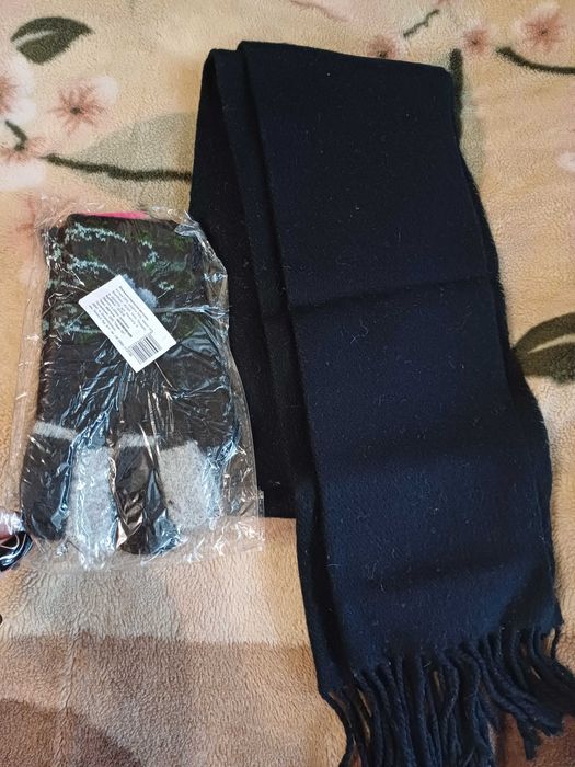 Віддам речі: штани, светрик, шапки