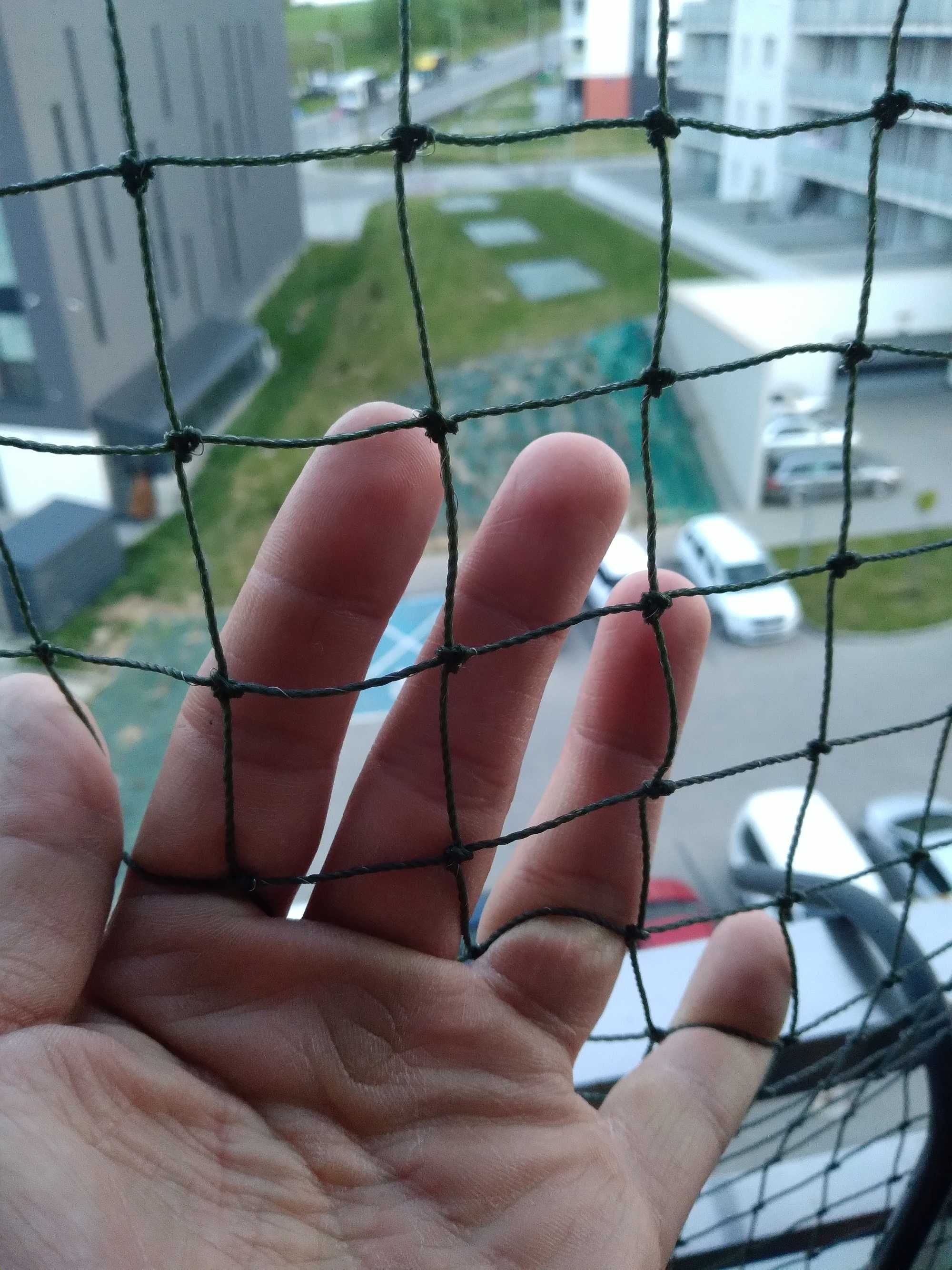 Siatka wzmacniana zabezpieczająca na balkon oczko 30mm . Koty , ptaki