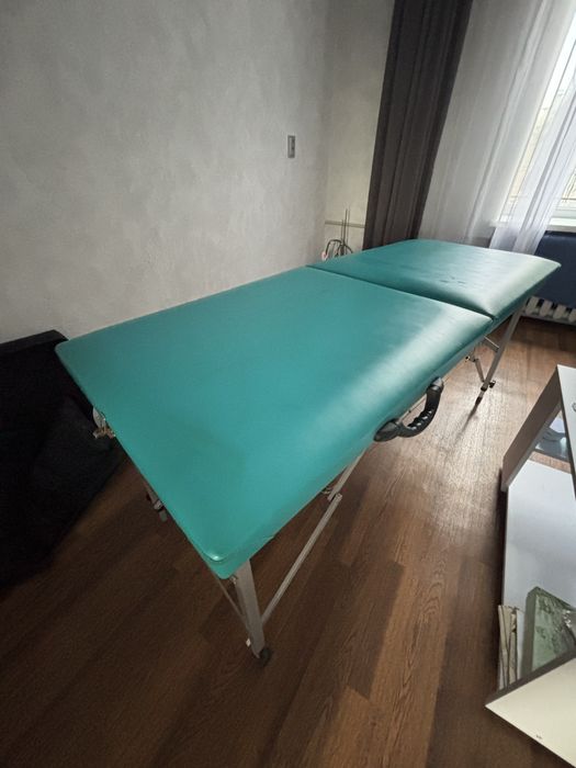 Складной массажный стол в хорошем состоянии.