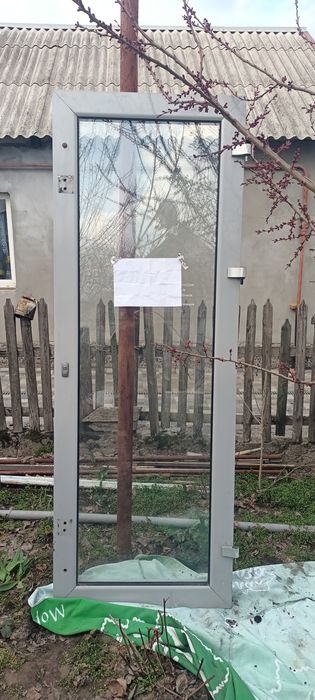Продам двери двух створчатые алюмин