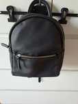 Mochila preta super linda