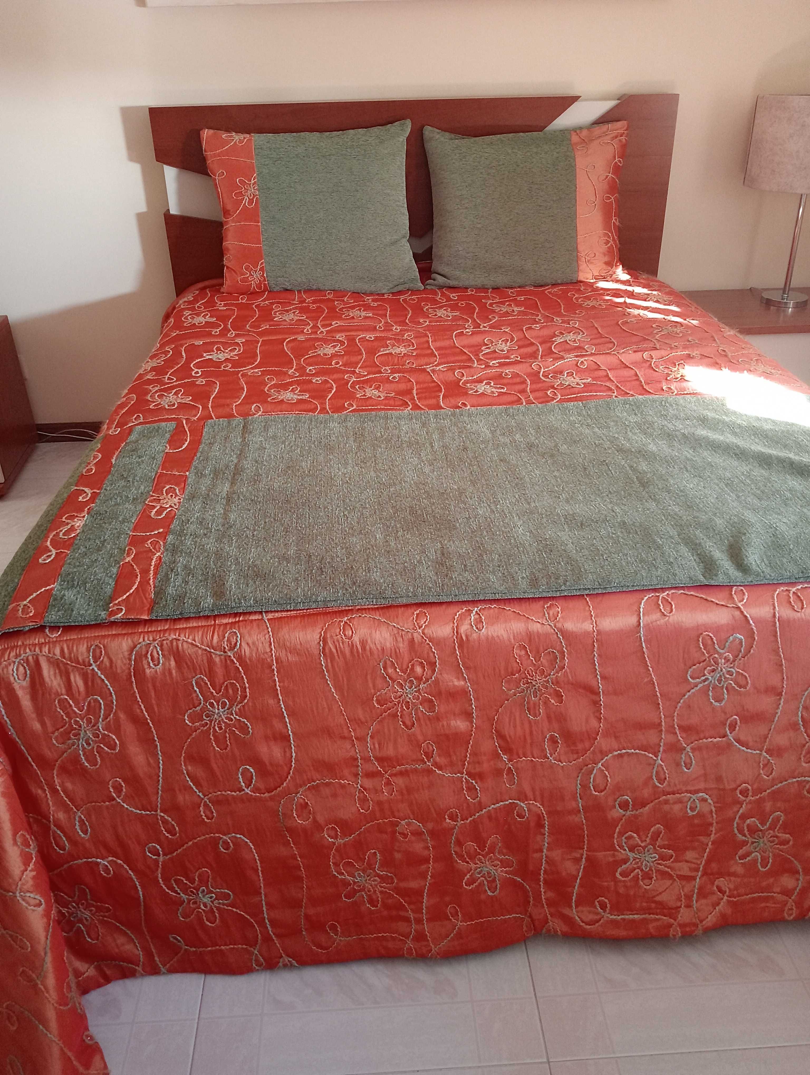 Colcha cama de casal com bordado
