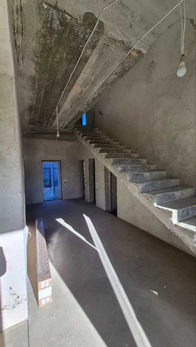 Продаж сучасного будинку в затишній локації.