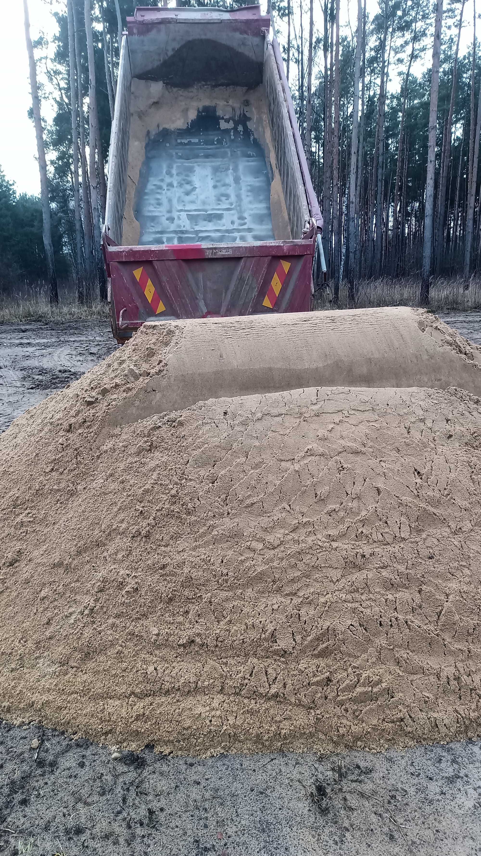 Piasek zasypowy do fundamentów, prace ziemne koparko ładowarką