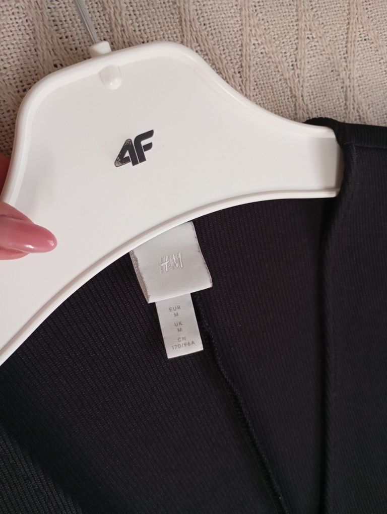 H&M M długa czarna kopertowa sukienka midi w prążki z paskiem