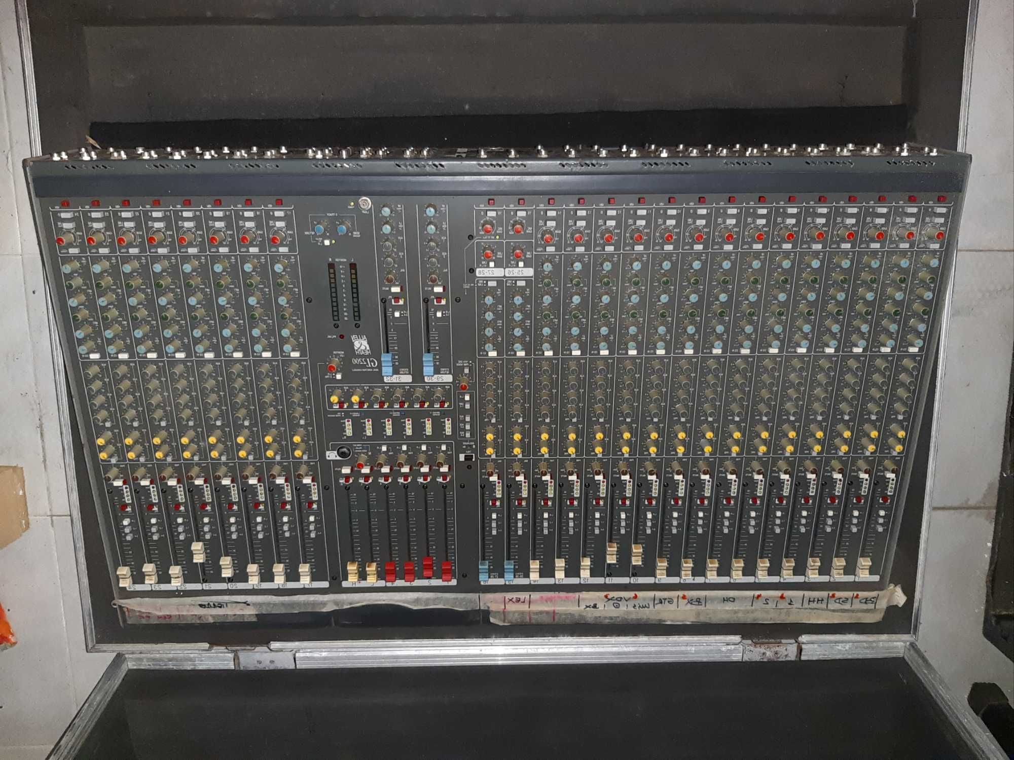 Mesa Allen & Heath GL2200 com flight case.