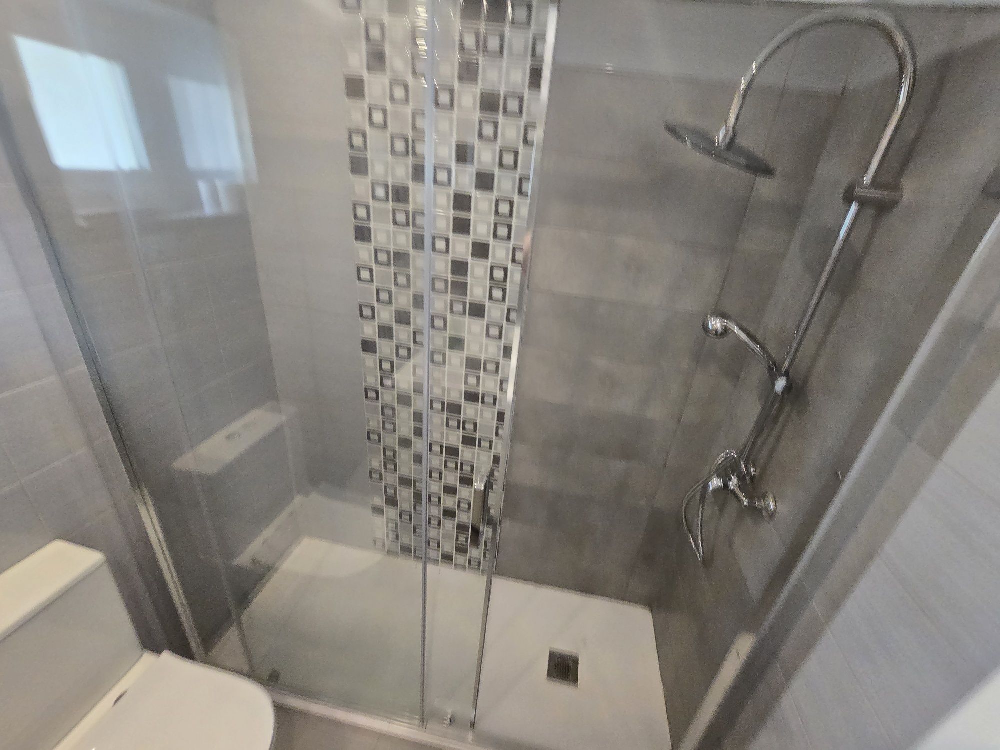 Alugo quarto em casa partilhada apenas para senhoras.