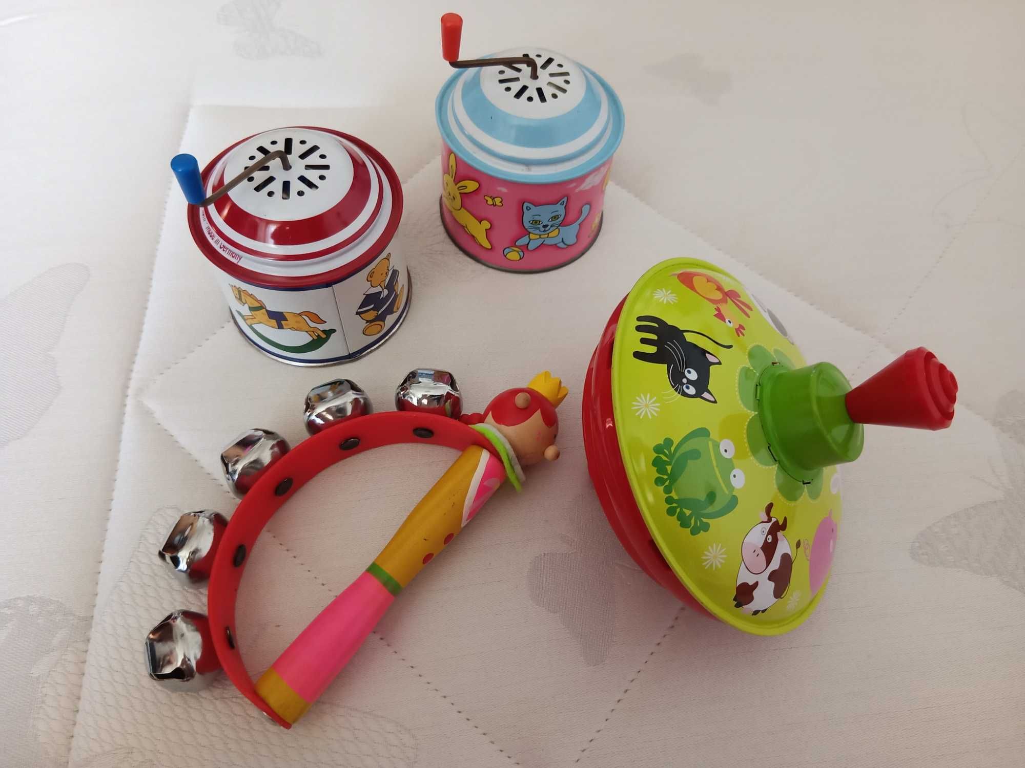 Brinquedos, pião quinta, pandeireta guizos, 2 caixas mecânica musical