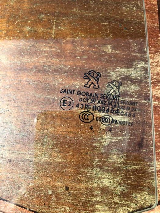 Скло заднє/праве Пежо 308