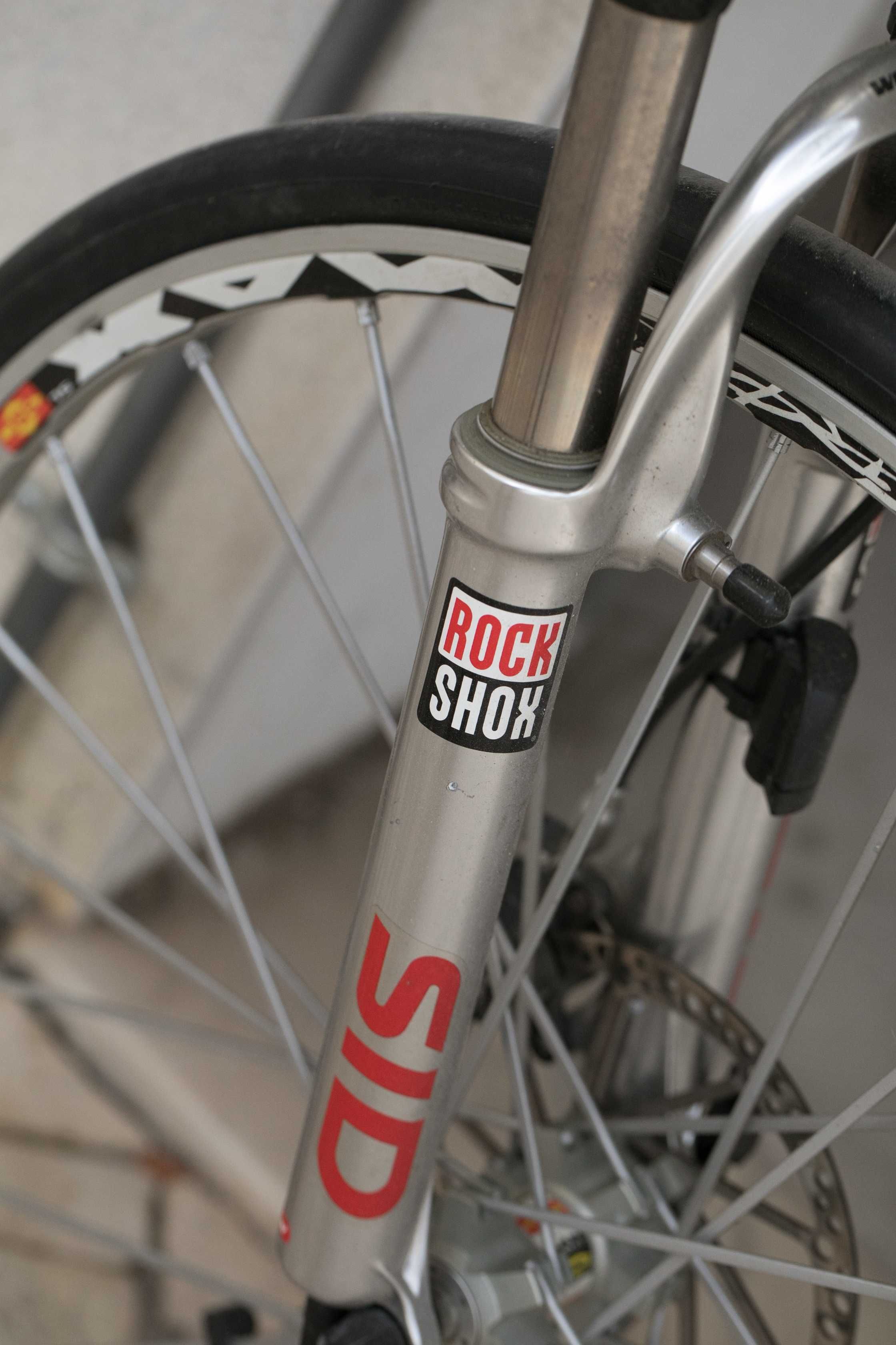Specialized S-Works Epic 2006 com pneus de estrada