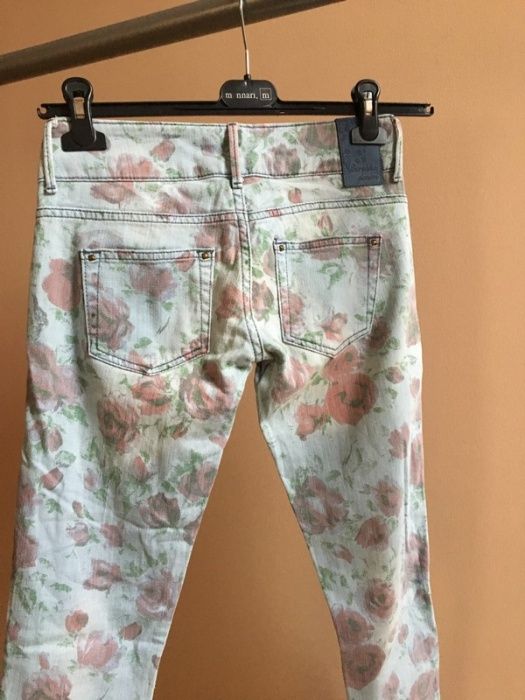 Spodnie jeansowe w kwiatki rozmiar XS/34 Bershka