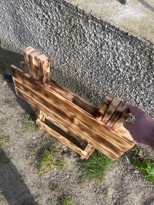 Деревʼяні лаковані ,розкладні столики та стільці. Для відпочинку ітд.