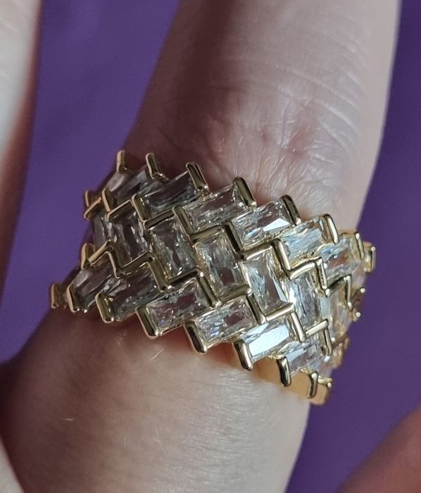Anel dourado, em aço, com 3 fiadas de brilhantes. T17